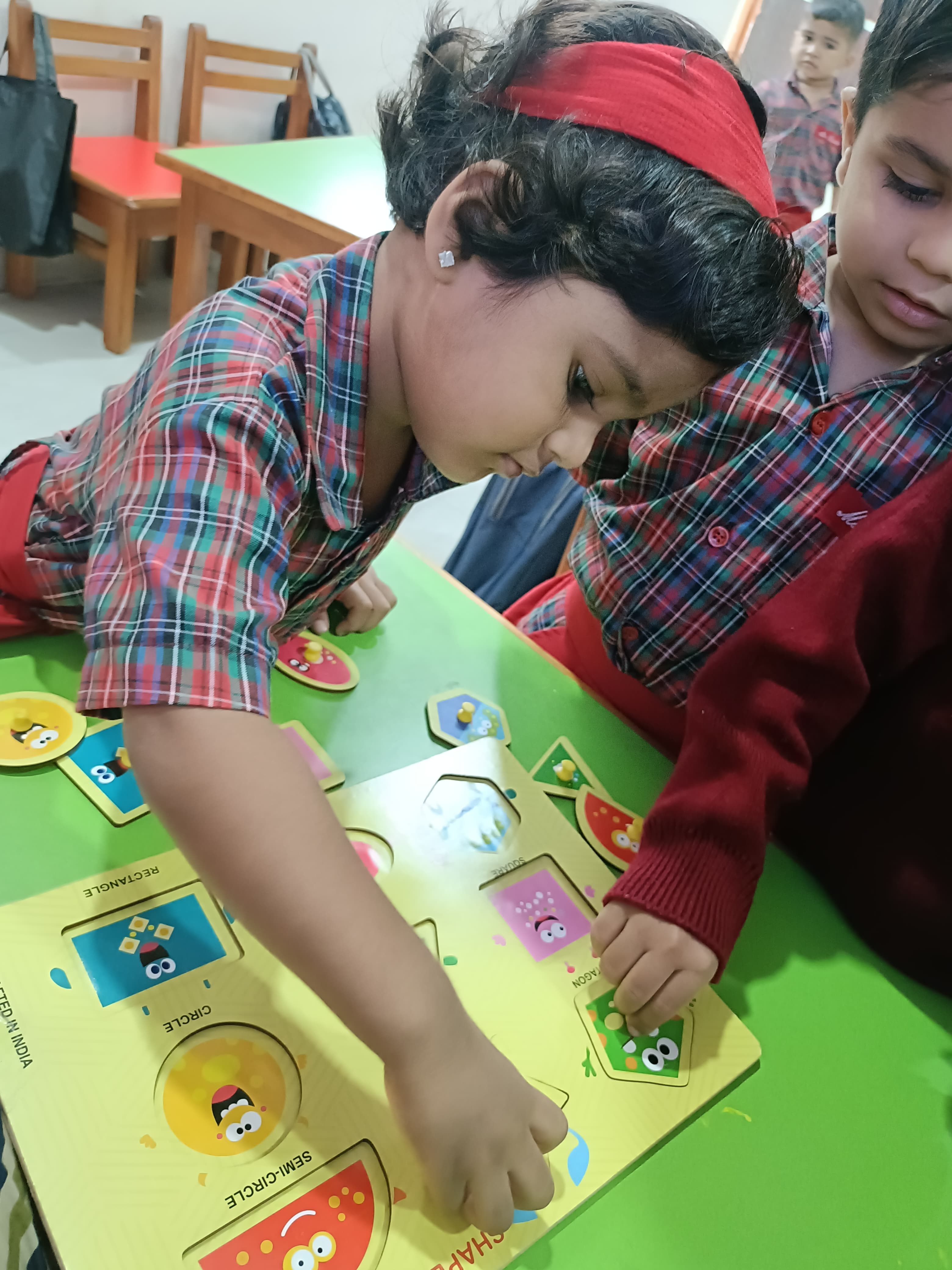 Shapes sorting cognitive game in progress