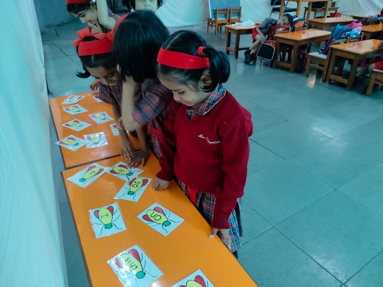 UKG - Student reading word from beetle card